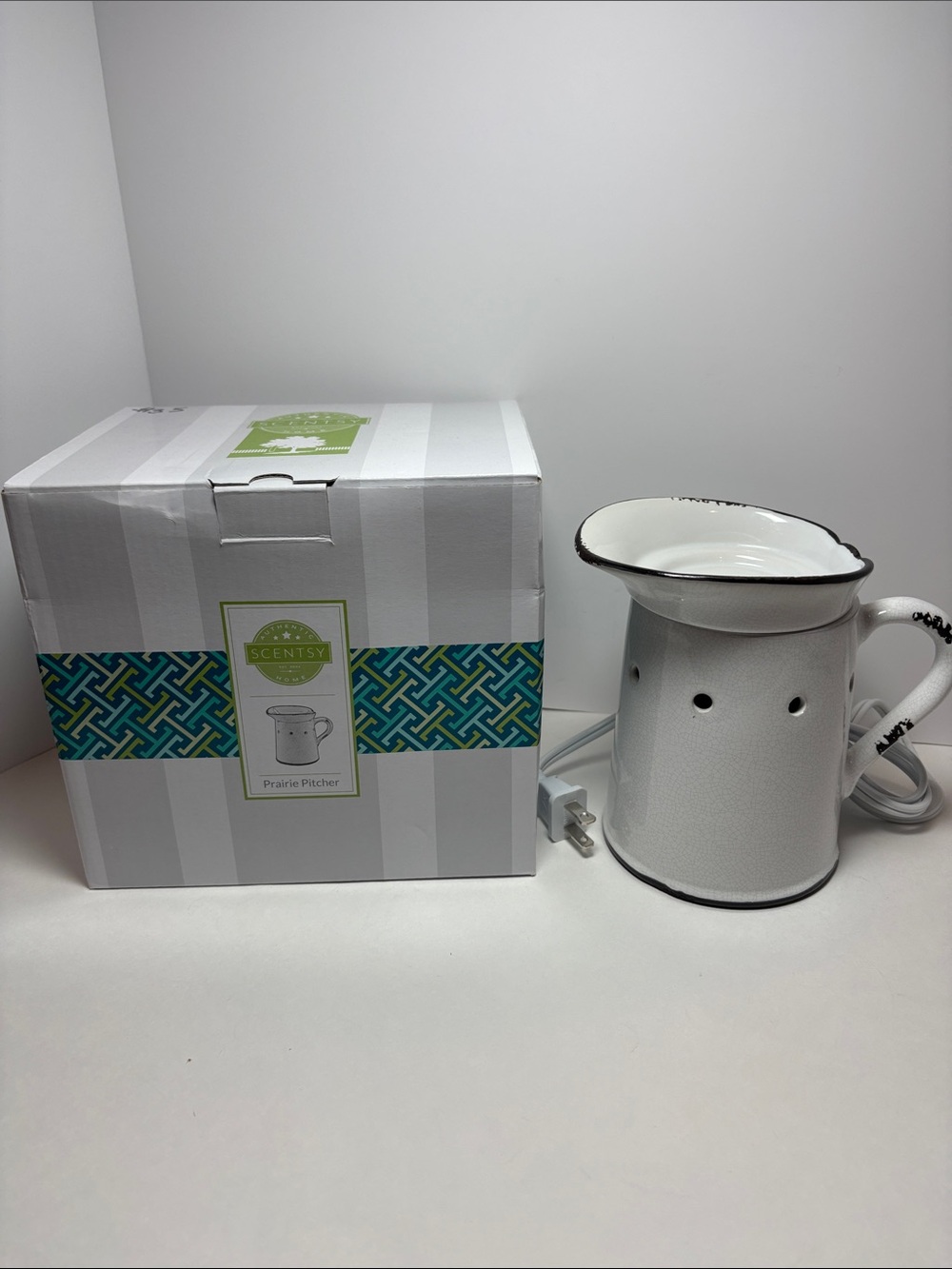 Scentsy Prairie Pitcher Electric Warmer - White with Black Trim